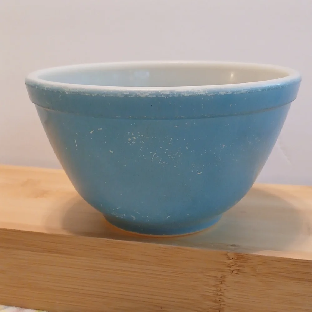 Vintage Pyrex Blue Mixing/Nesting bowl 1.5 pt